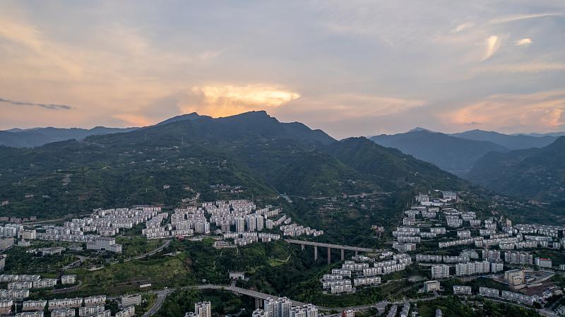 湖北巴东那云霞把山城染得美美的景象，简直太绝啦！你就想象一下，傍晚的时候，绚烂的
