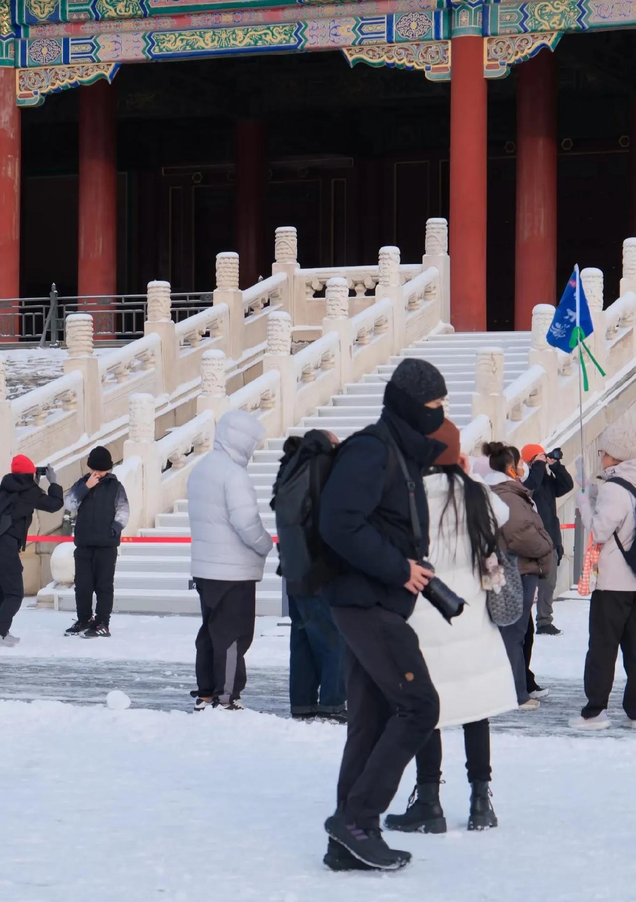 李现包裹得如此严实，但还是被人认出来了。北京初雪，摄影爱好者纷纷前往拍摄，李现