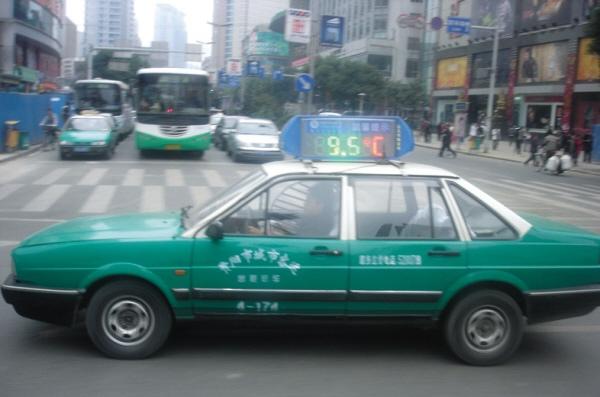 朋友圈里转发的“贵阳出租车起步价降至7元”让不少市民心动，但官方消息证实这只是一