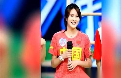 就一个字，“假”。红底白字，跟个印章似的，“啪”一下，盖在全网的祝福上。前一