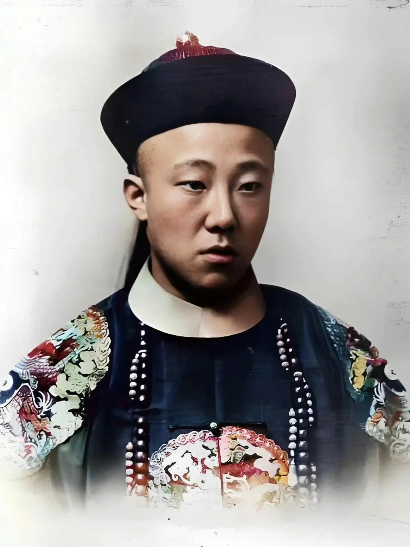 他就是载涛，溥仪的七叔。年轻时去法国学骑马，当骑兵，回国后当上军谘大臣，手握兵权