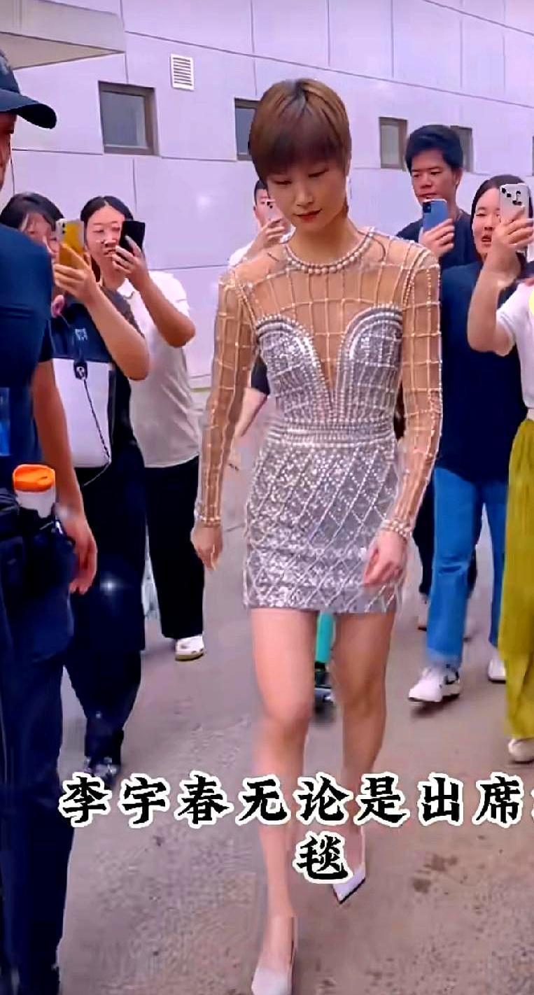 李宇春穿条裙子，怎么就“人设崩塌”了？你敢信吗？那个在舞台上气场全开的李宇