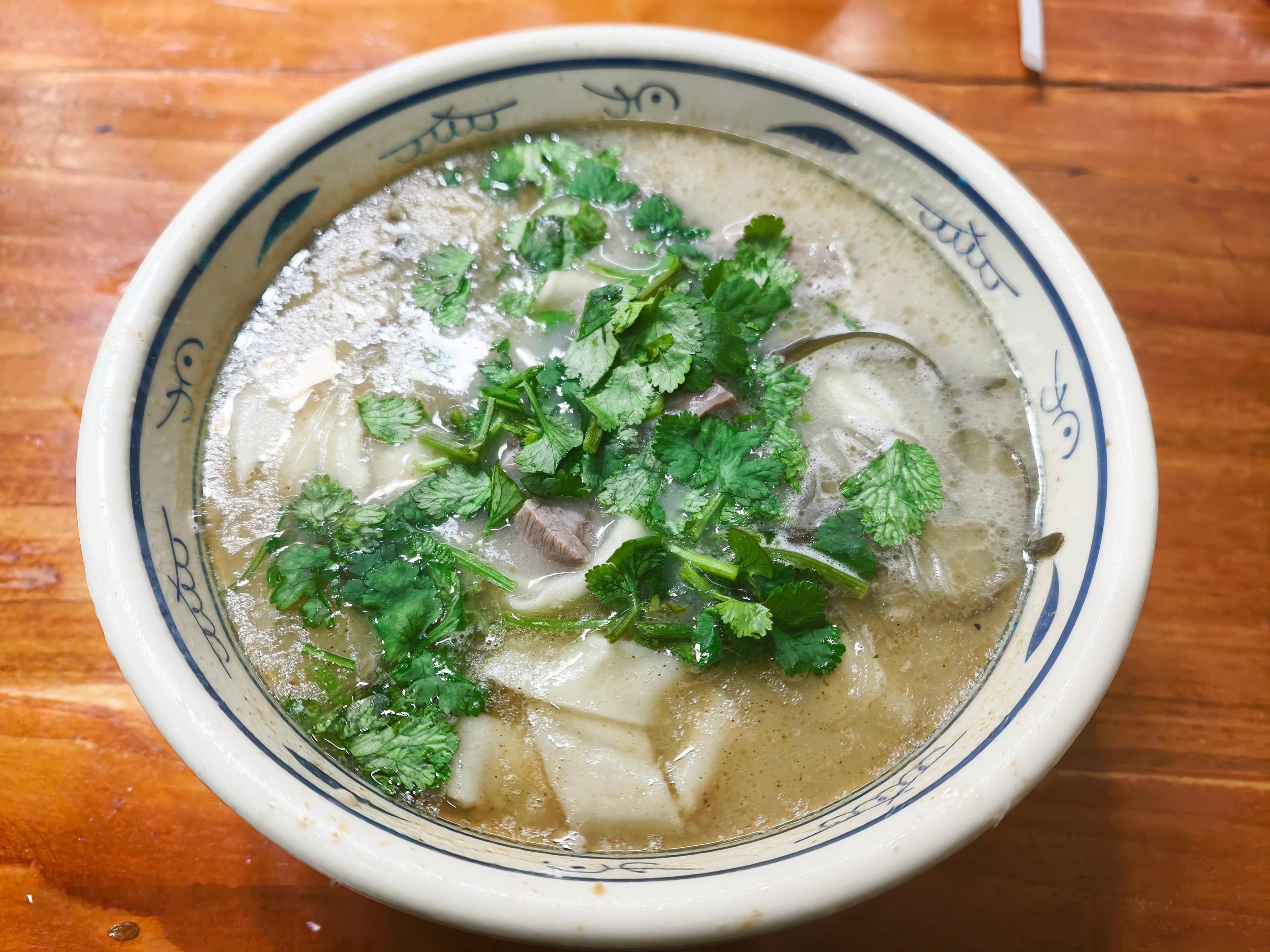 每日一餐分享这是我吃过算是正宗的河南烩面，汤很好喝，就是不太喜欢里面的粉丝。