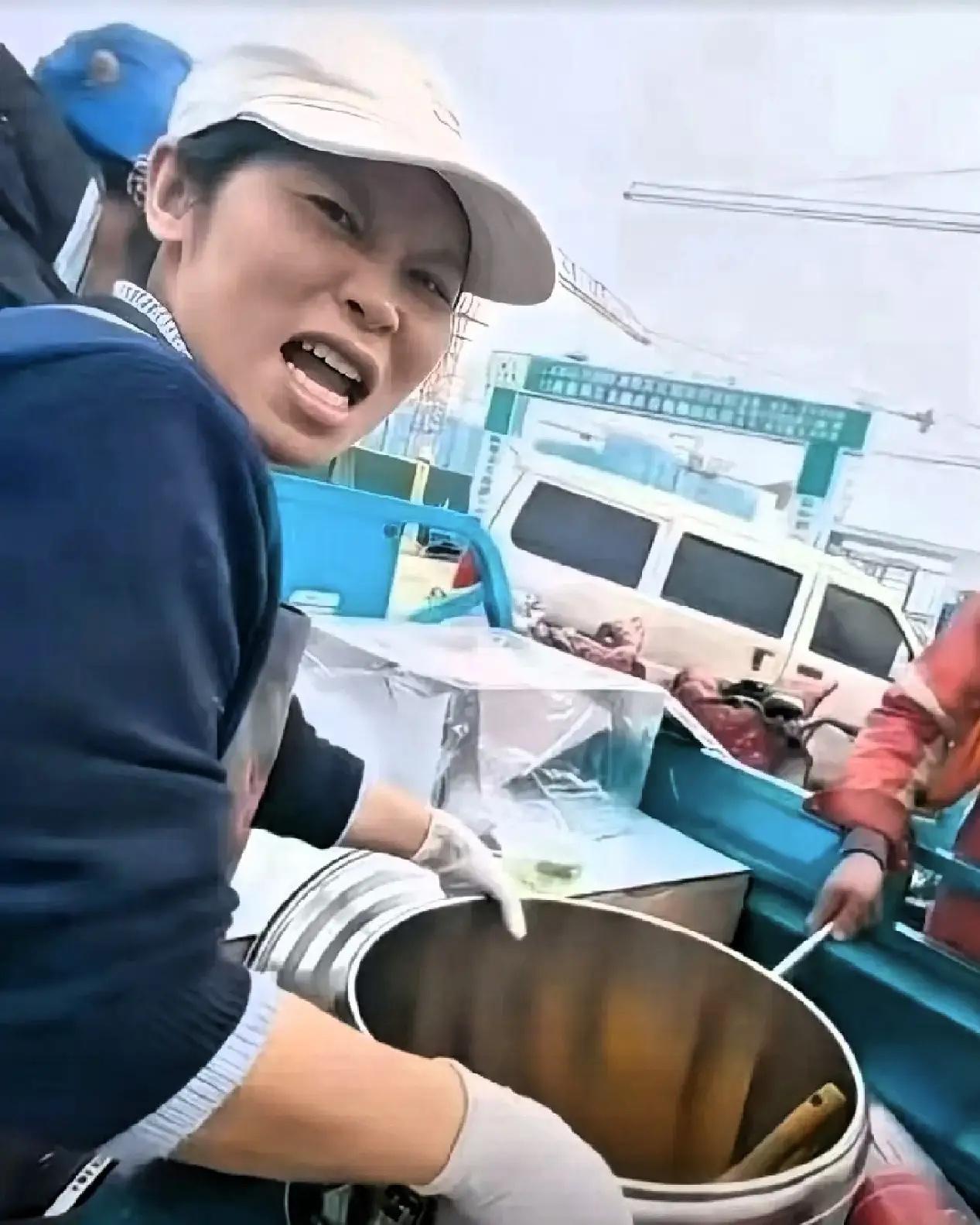 山东济南这位"倒饭姐"这下算彻底懵圈了。她没想到倒了别人的菜会顺带把自己的锅也