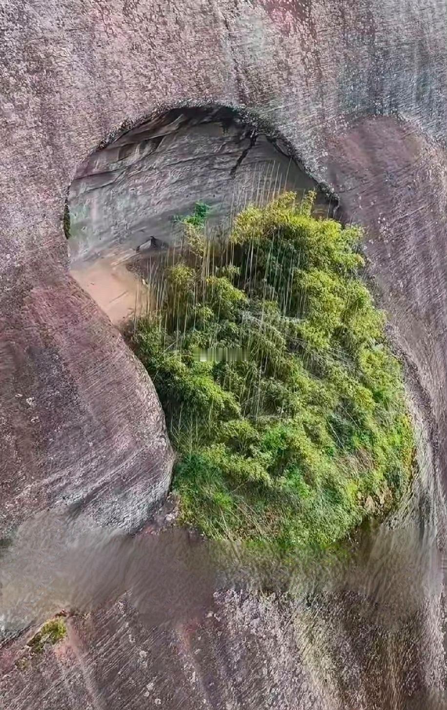 悬崖峭壁上竟有这样一处世外桃源据说是古人躲避战乱的地方