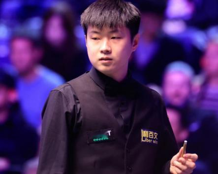 当着全世界的面，被裁判指着鼻子说“回你座位上”，中国21岁斯诺克小将刘文伟，对阵