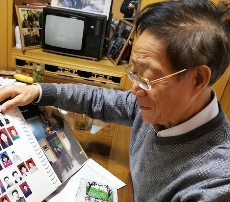 2020年，78岁的大学教授王泽霖，嫌8块钱一包的方便面太贵，被人嘲笑买不起。不