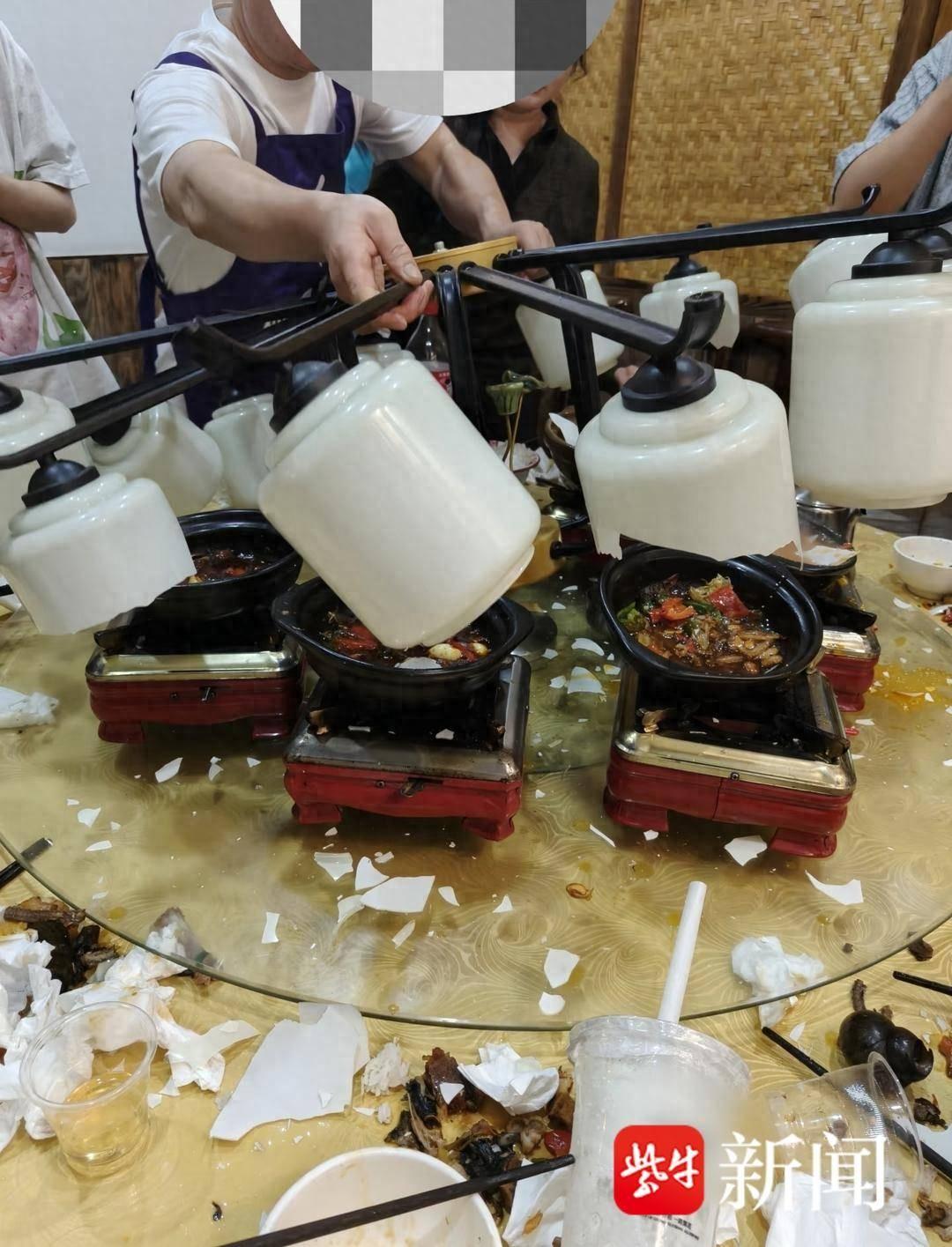“真是铁公鸡啊！”安徽，一名女子和朋友在餐厅聚餐，快结束的时候，头顶的吊灯突然掉