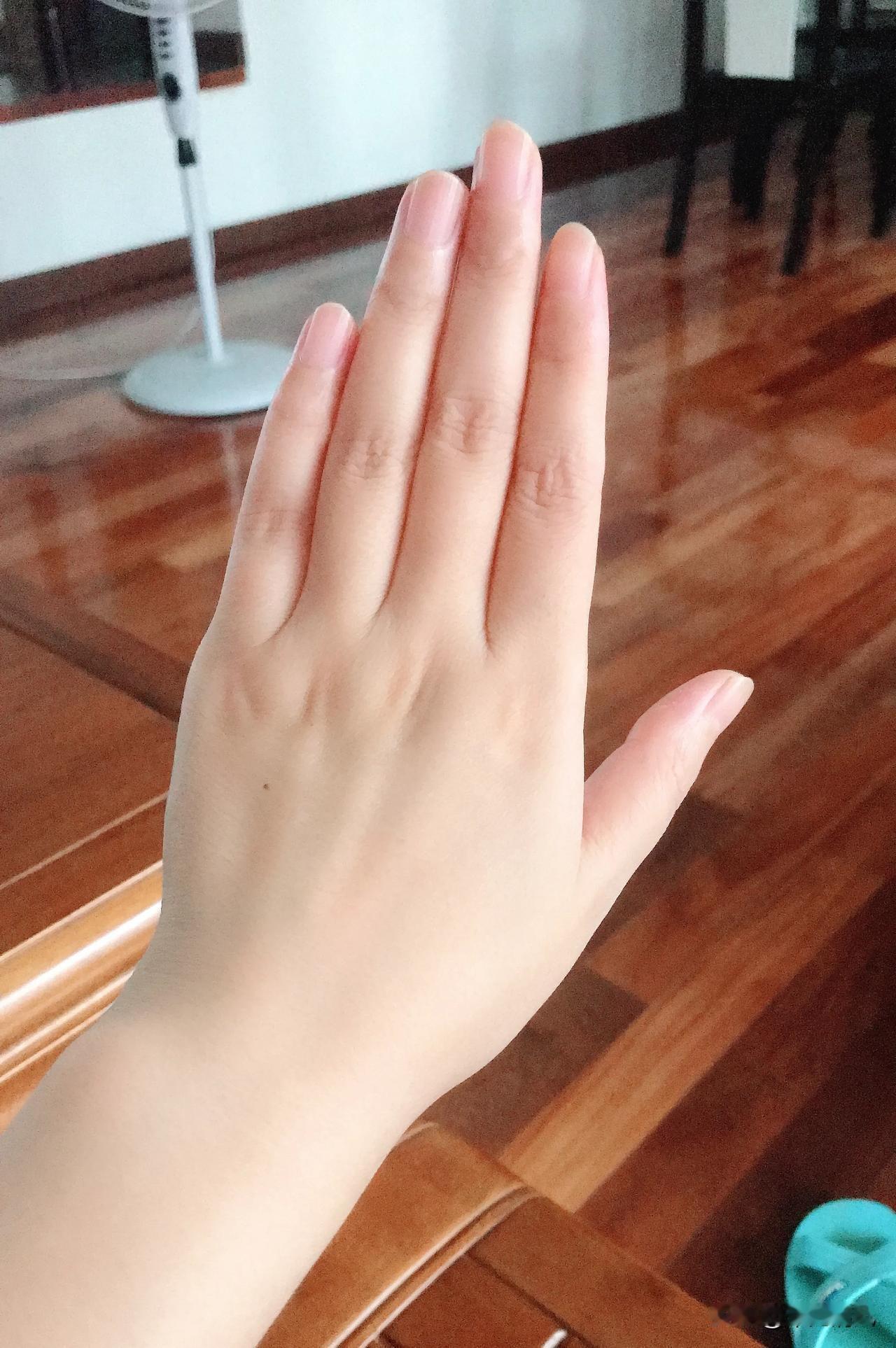 从没做过美甲，每天和粉笔打交道，很庆幸小时候割猪草时没留下什么疤痕！