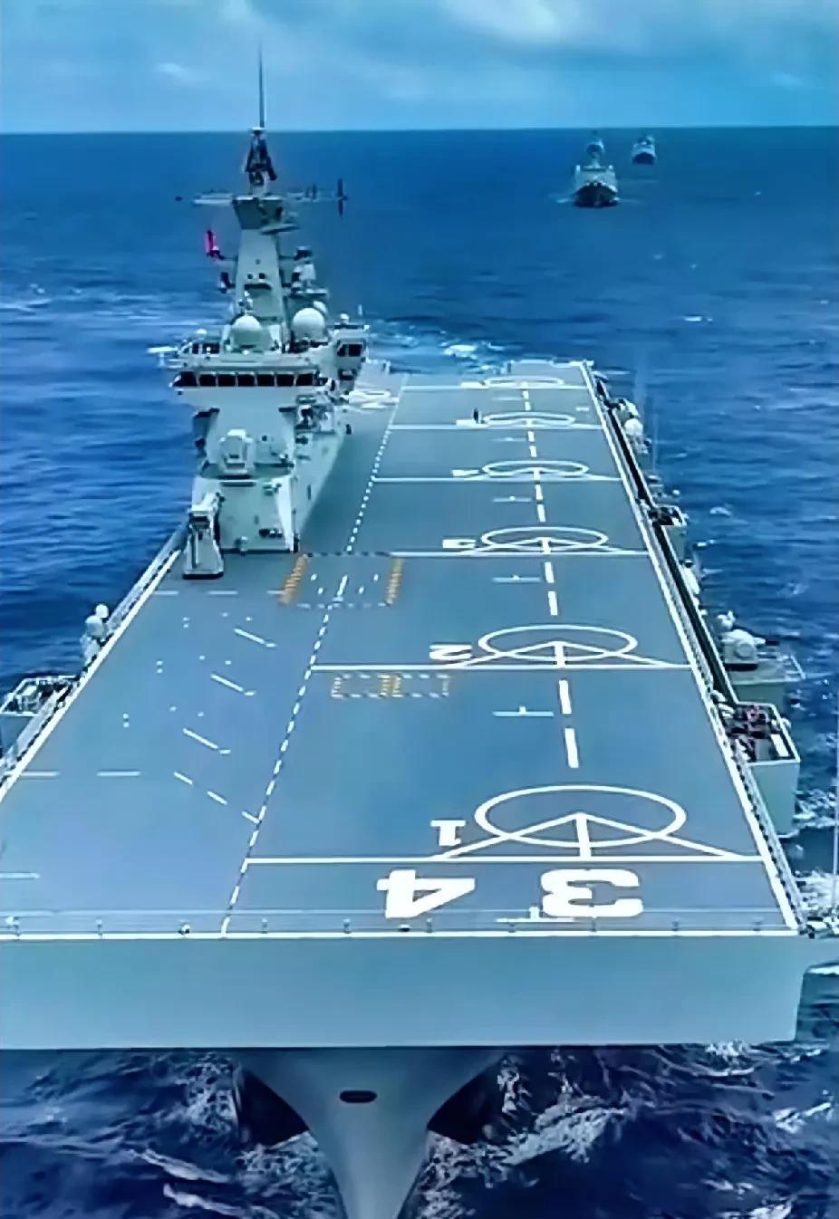 海军，又一大舰入列！8月1日建军节当天，海军第四艘075型两栖攻击舰“湖北舰”