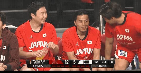 赛后日本男篮球员终于笑不出来了，日本球员打球真的太脏了，全场小动作不断，推拉之类