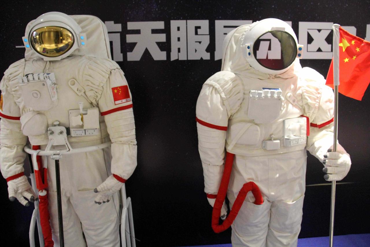 网上流传的美国航天服10亿一套、只能用5次的说法并不准确。美国老式航天服是几十年
