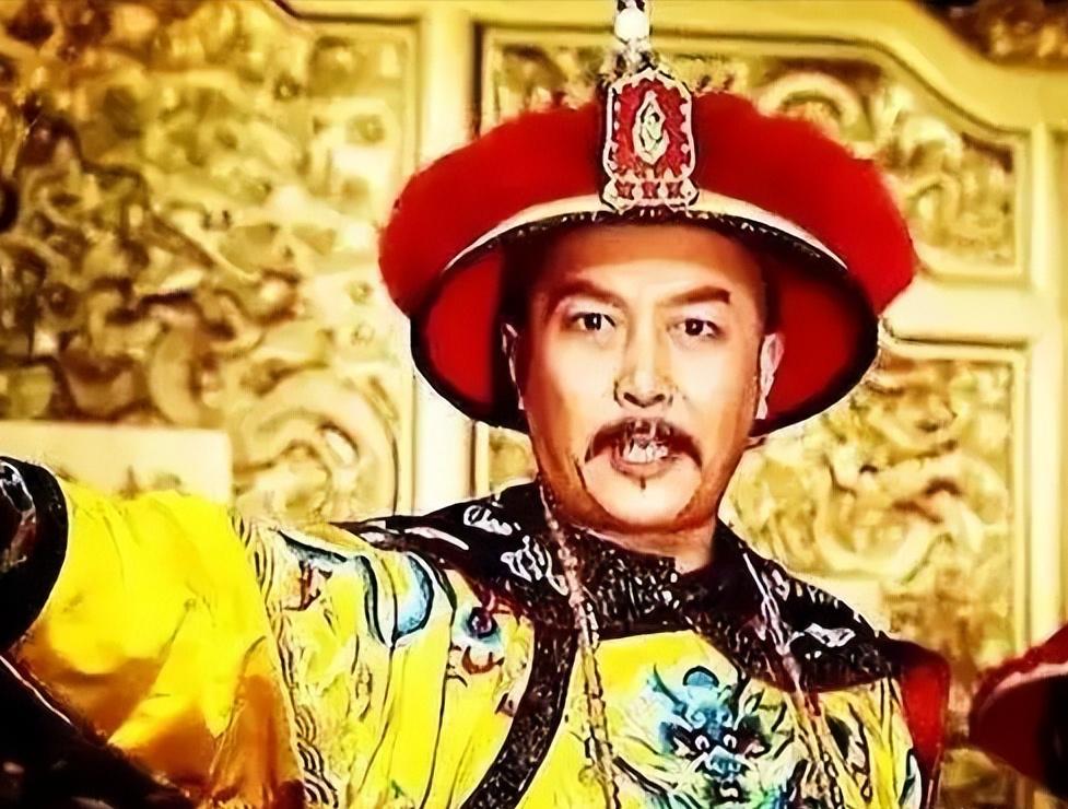 雍正一岁的抓周，握着毛笔胡乱写了个字，康熙看到后脸色瞬变！抓周这事儿在古代可