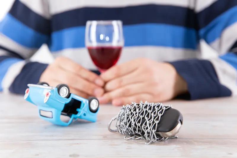 那个酒驾的司机手都在抖，他说给五千块私了。你摇摇头按了110。警察来了测出醉