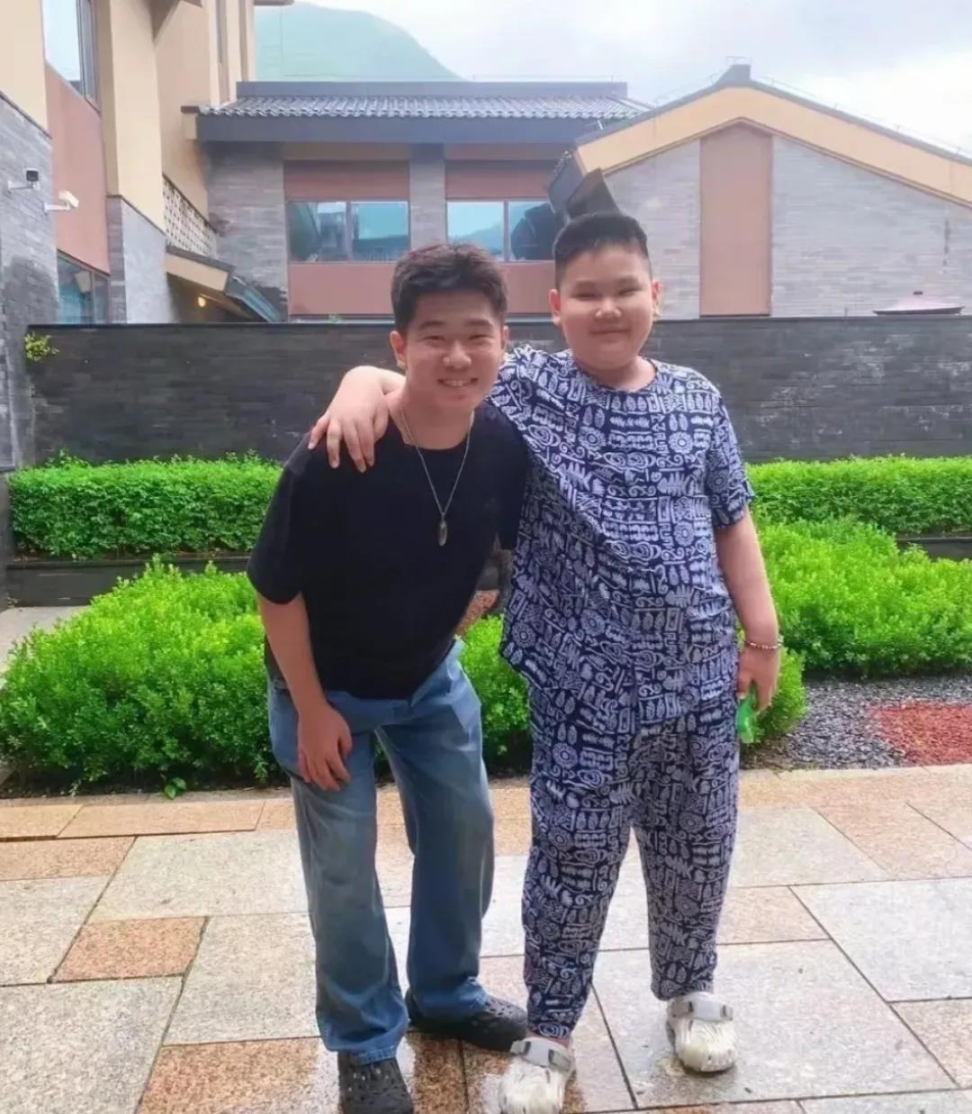突然理解郭德纲了为什么要把德云社给郭麒麟！不为别的，这张照片可能