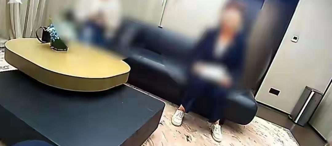 上海，外籍女子来上海旅游，入住酒店后由于没有成功支付房款而被酒店拒绝早餐，女子开