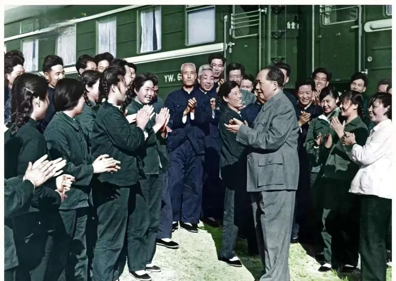 1961年5月20日毛主席乘坐火车调研，接见沿途地方群众。第二天5月21日回北京