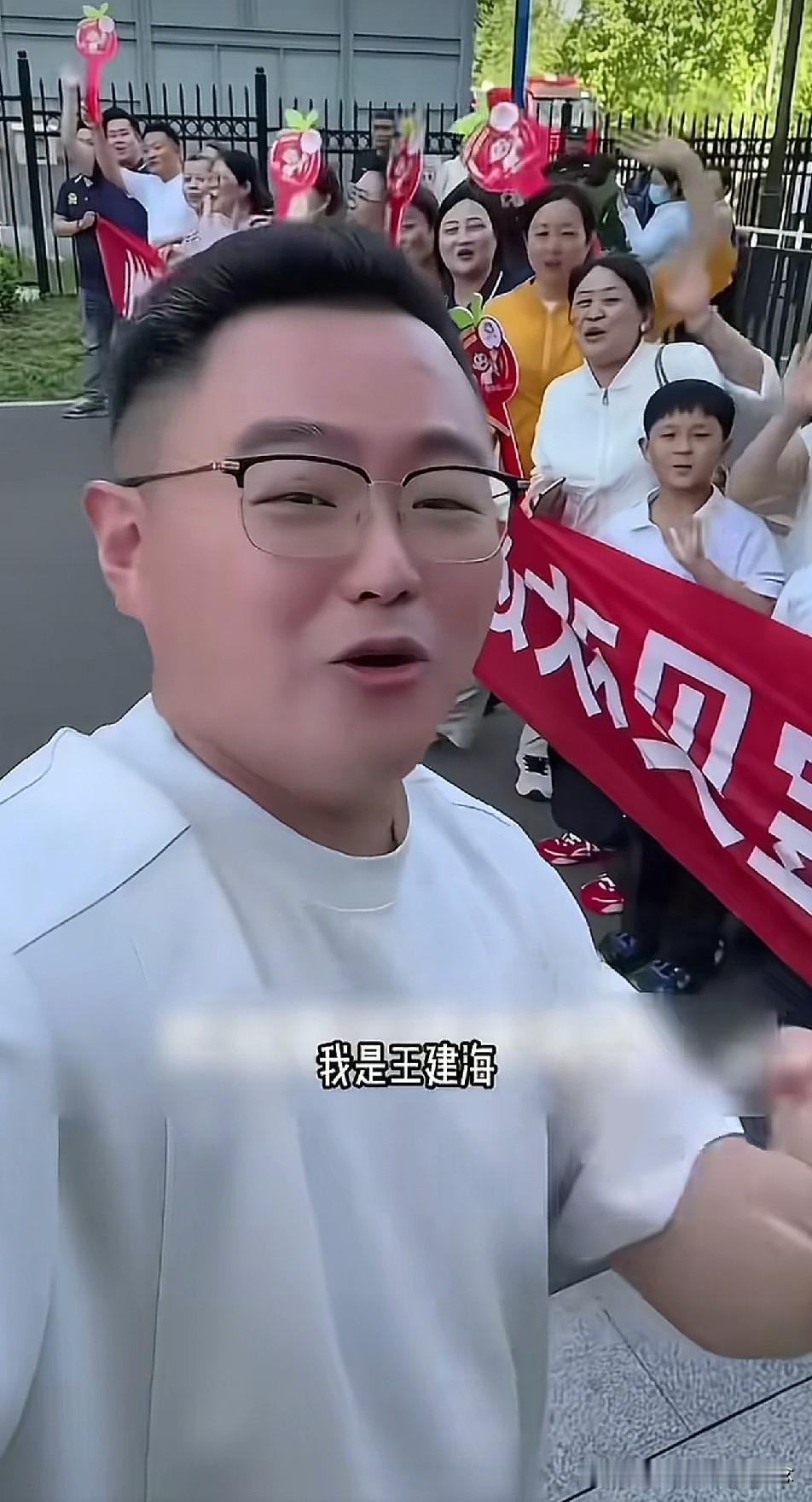 把董宇辉当抖+来用的青州商家，果然是“有组织，有预谋”的。背后的策划者叫王建海