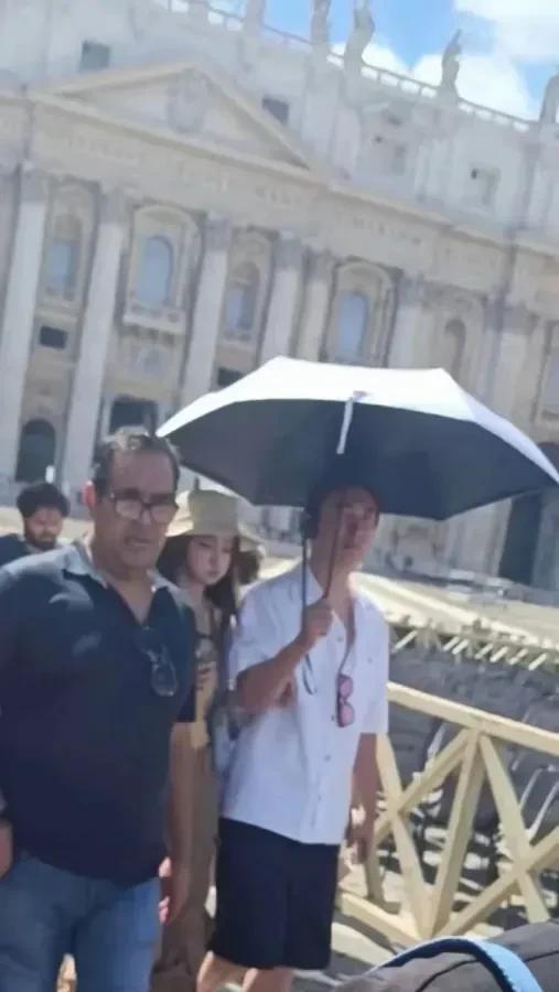 王思聪意大利之行，一把伞暴露了他的感情，与懒懒貌合神离，肢体语言暴露一切。王思