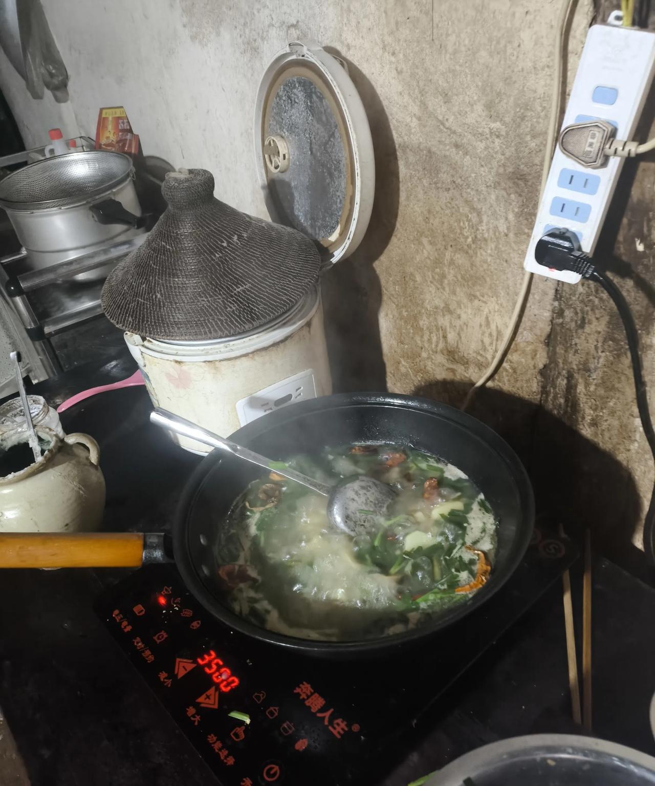 夏天热得不想炒菜？一锅炖菜绝对是懒人福音！像酸菜五花肉炖土豆，成本低味道绝。2