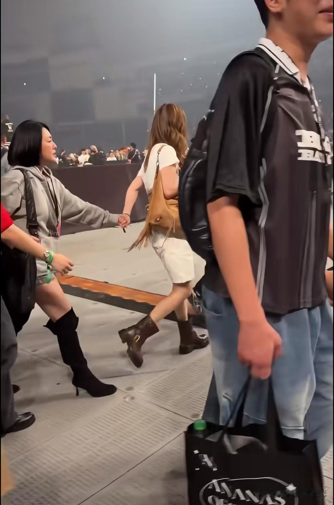 小S新节目暂停了，被友人拉着去玩了！看着精神状态不太好，上次还是姐姐不在的时候