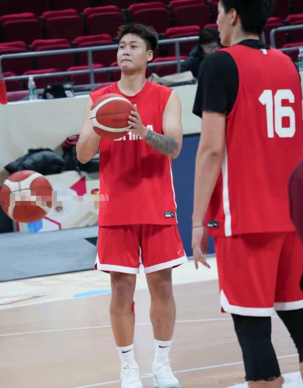 赵睿是不是因为右腿有伤？看他踩场训练时，就缠着胶布！男篮世预赛中国男篮对阵韩国大