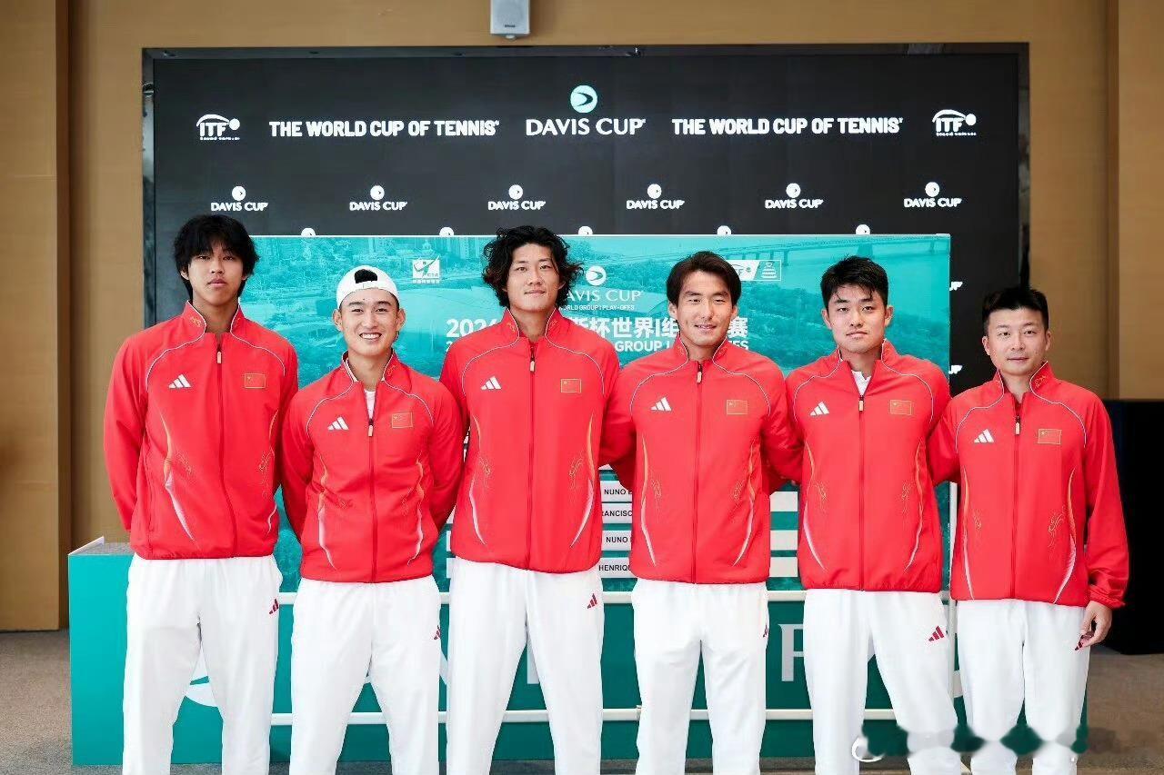 2020年中国队进入了世界一组附加赛然后经历了两年戴维斯杯退赛…小伙子一点点