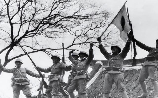 1937年，一位日本军官在大连“庆祝攻占南京胜利”，正当他伸直脖子弯腰90度鞠躬