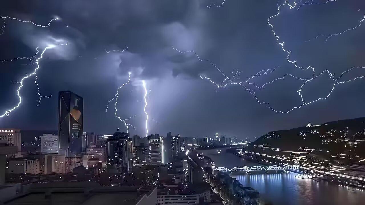 【现代小诗】《兰州之约》从一碗牛大的热气里，我窥见黄土高原的脊梁。