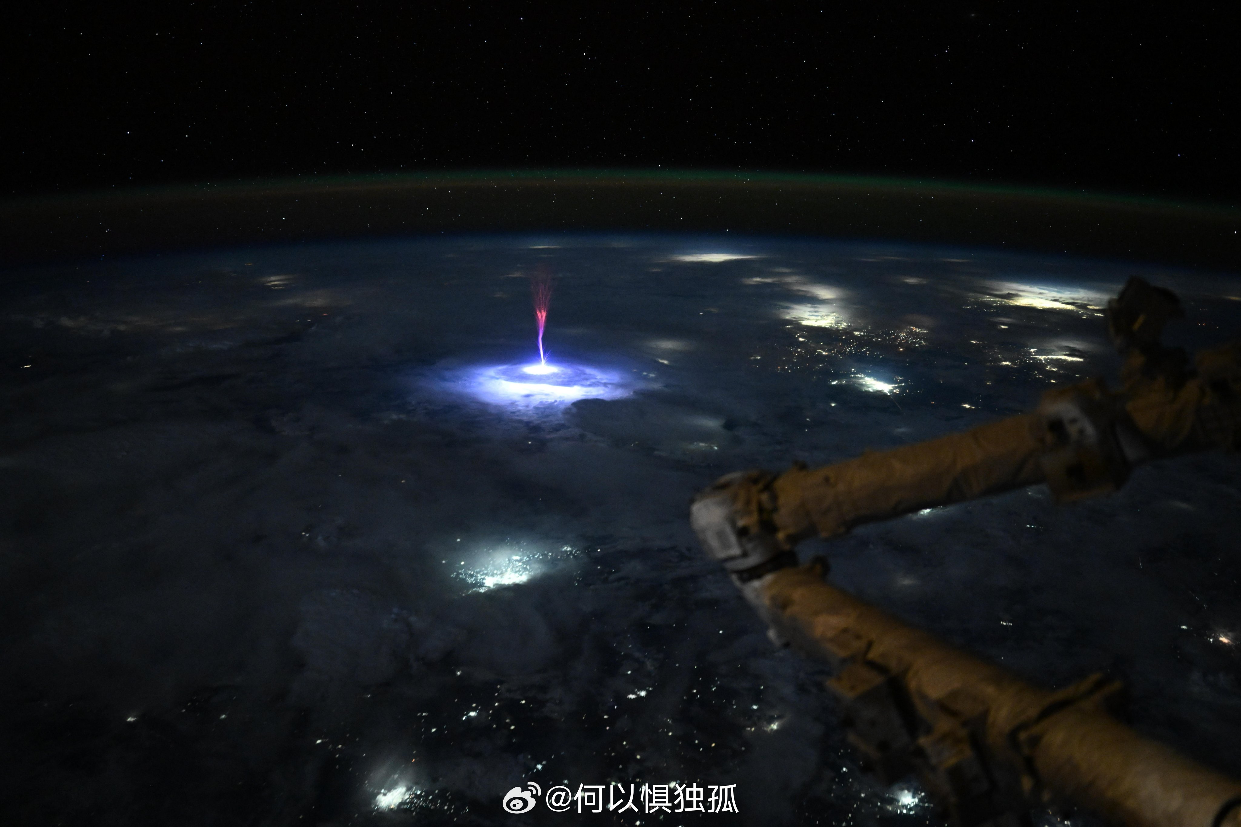 国际空间站拍摄到了令人难以置信的巨大“蓝色精灵”一种极其罕见的高层大气闪电这是迄