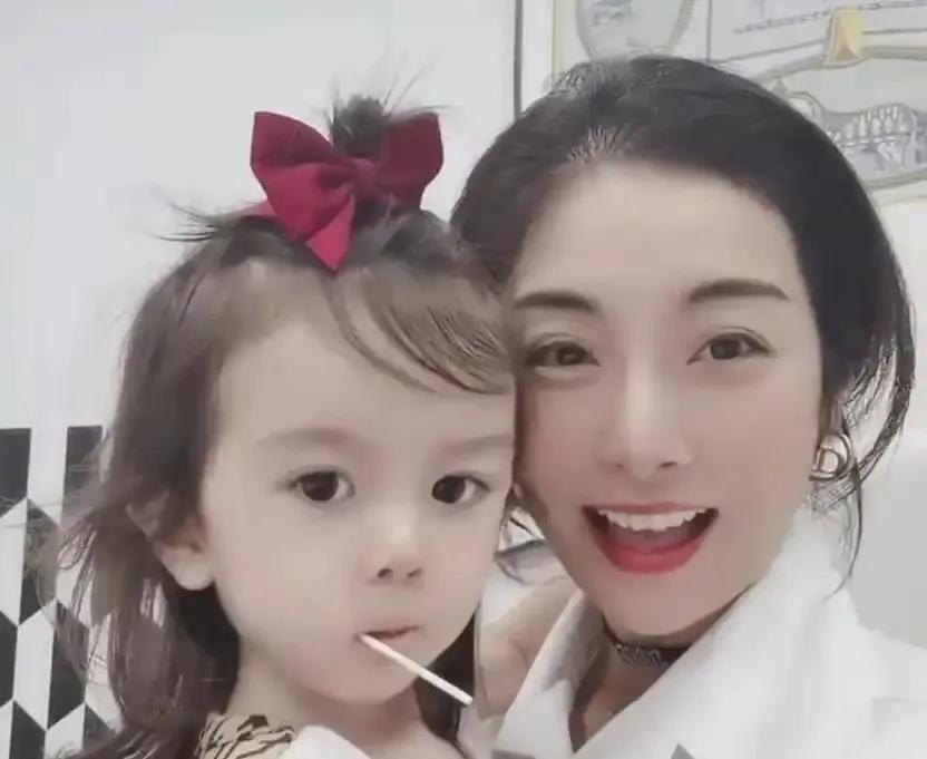 “没有男人，照样可以生孩子！”2018年，山东美女花50万买英国精子，在泰国生下