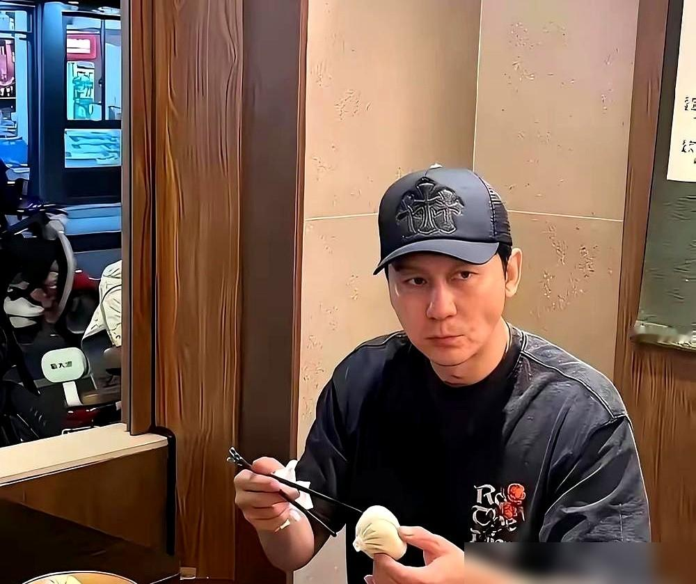 陈凯歌拍《长津湖》，现场直接跟李晨撂了句话：别上太多综艺，你这张脸观众太熟了。这话听着像关心，其实就