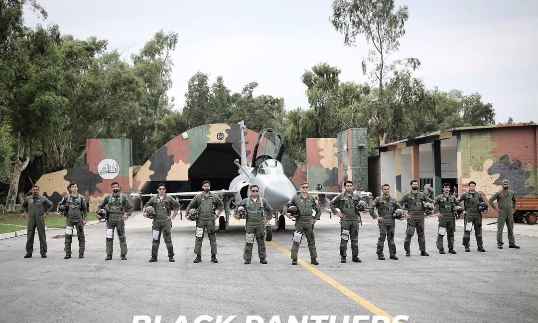 当地时间5月15日，巴基斯坦总理谢里夫视察了空军基地，接见了此次的歼-10C以及