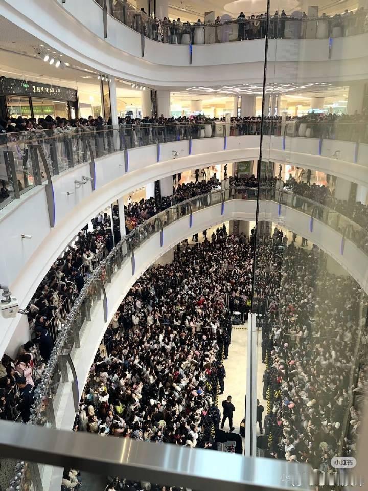 第一张敖瑞鹏线下人气第二张张凌赫线下人气你们觉得谁线下人气高