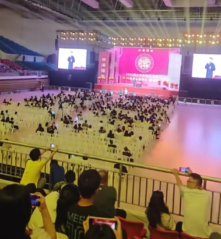 谁说张鹤伦的商演观众少跟他急！看过郭德纲商演的都知道，观众不可能坐整整一晚上，得