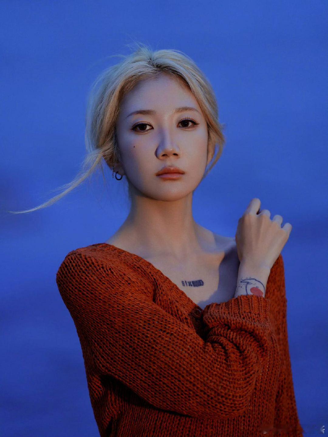 乃万已争气争气再争气再次用音乐证明了自己。《Selves们》不更是她音乐成长的