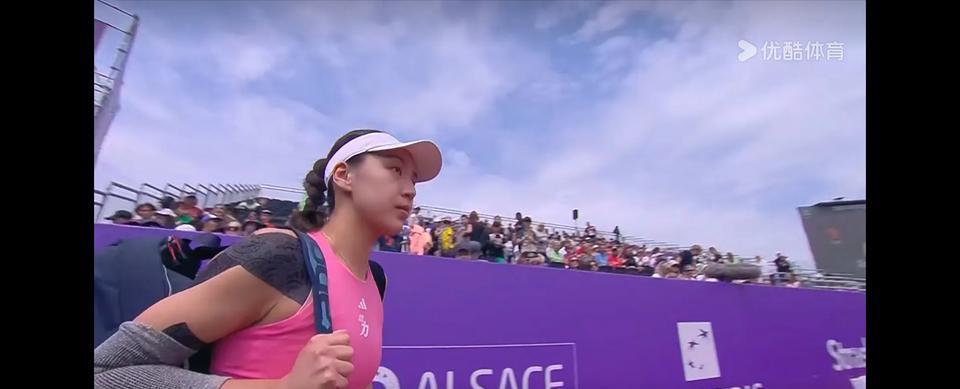 WTA500赛法国斯特拉斯堡站女子单打第二轮，中国选手王欣瑜以1：6，3：6大比