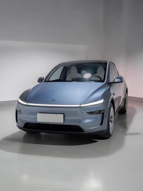 车评人陈震近期给出了一个有趣的选车建议：在美国选ModelY，在中国选问界M6