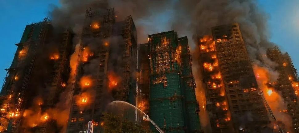 单从视频里观看就已经让人感受到窒息了，真的不敢想那些被困在火海里的人当时有多么绝