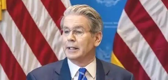 美国财长贝森特公开声称，世界没法承受，一个贸易顺差达到，一万亿美元的中国！中国想