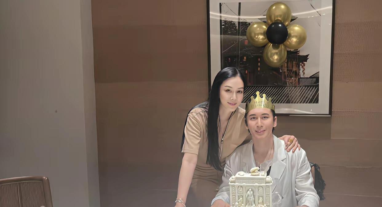 钟丽缇：伦硕，44了，许个愿吧。张伦硕：我许啥，跟你一比我像64的。钟丽