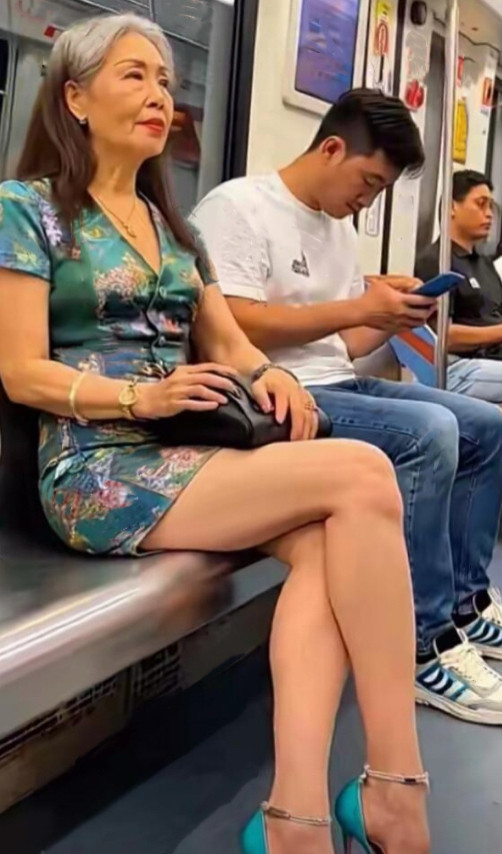 我最瞧不上这种“老黄花刷绿漆装嫩的老女人呢！”刷到个阿姨的照片，好多人在评论