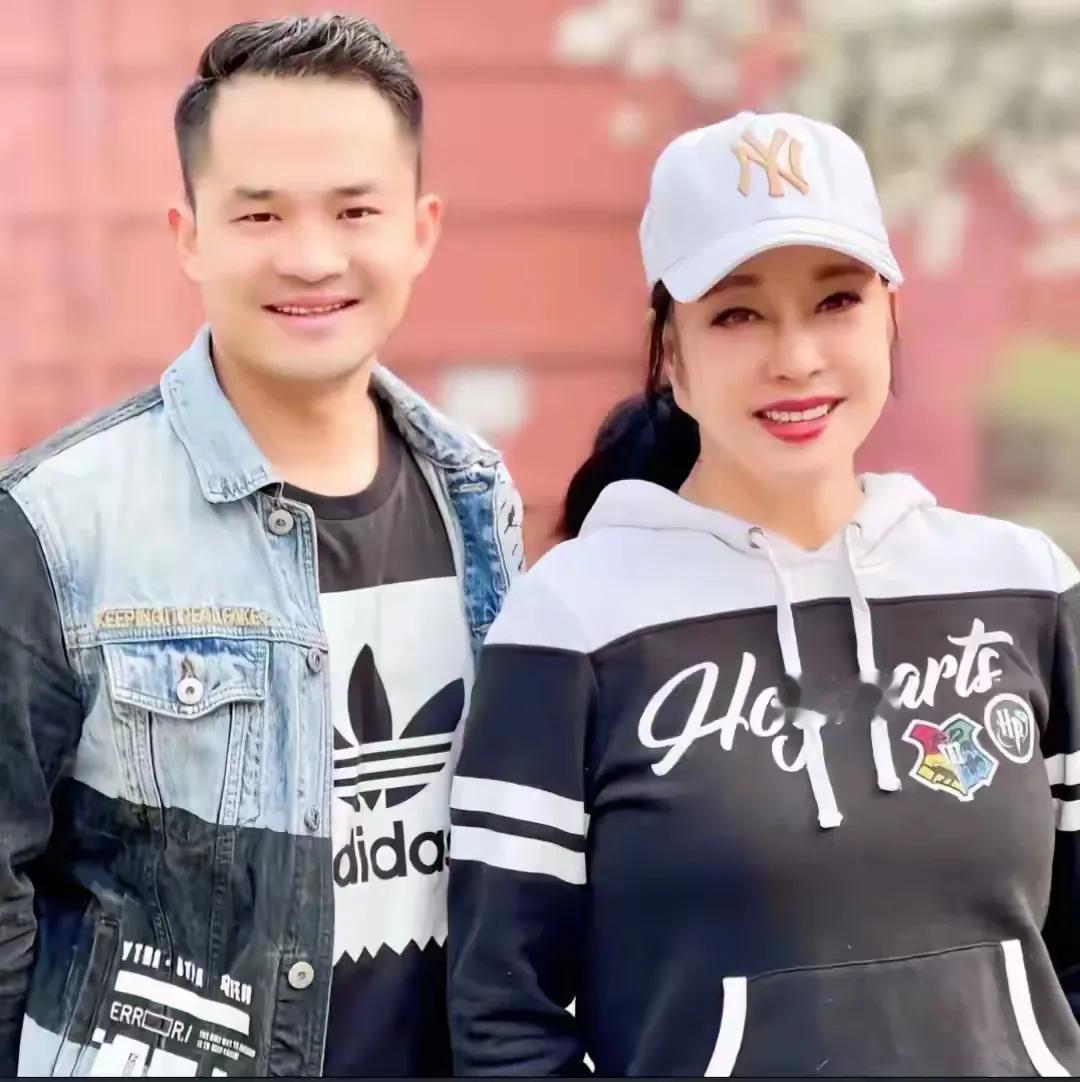 刘晓庆这一场老少恋的游戏里，很显然刘老老又大获全胜！但只要扒开内幕，这就是当代最