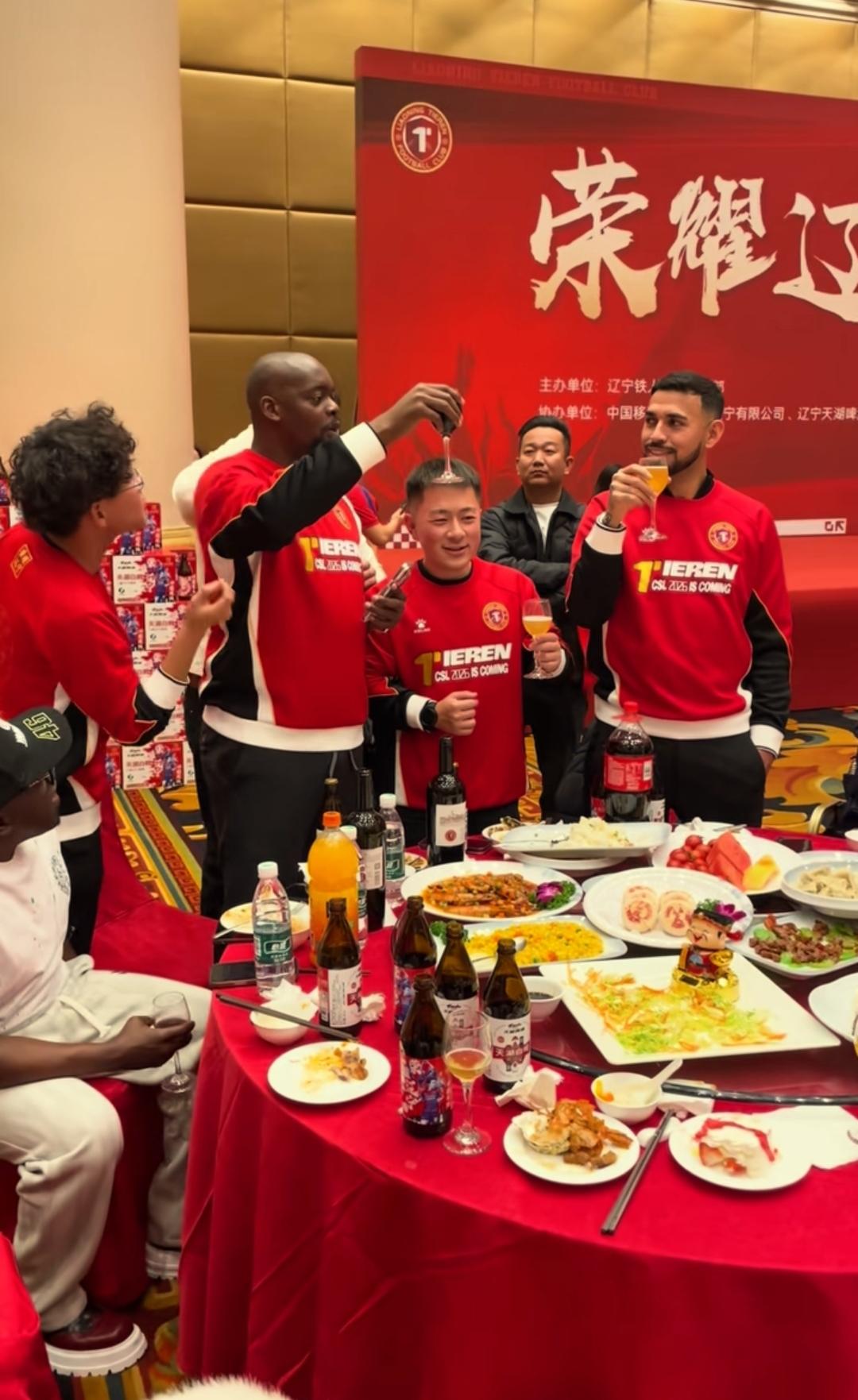 辽宁铁人升入中超联赛后的庆功宴上，看到姆本扎与费利佩的身影让人深有感触。我认为下