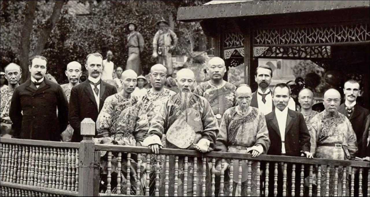 好多人把这张南京煦园石舫旧照当成李鸿章合影，纯纯史实误区——李鸿章1901年就病