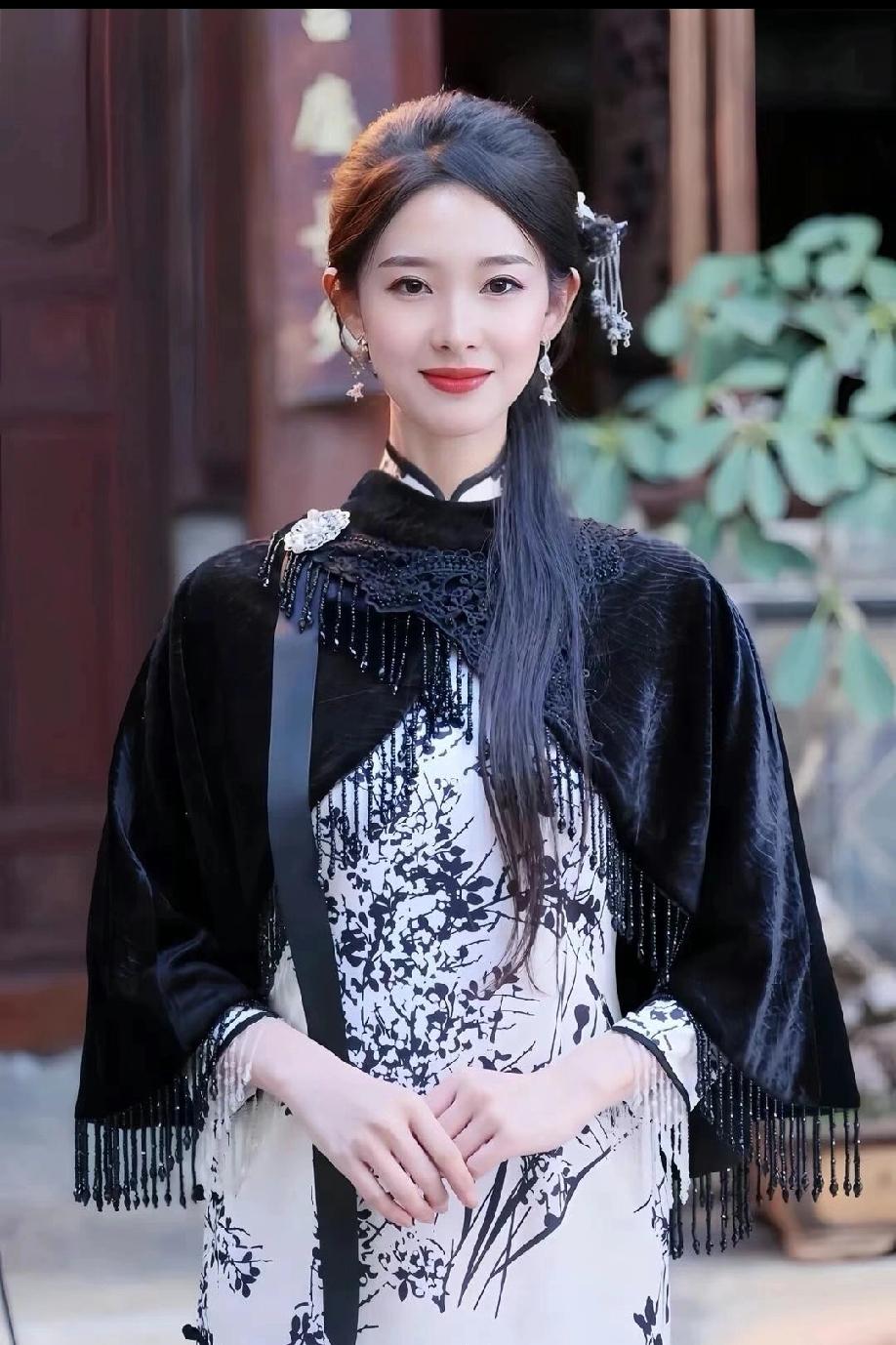 旗袍玫瑰，令人爽心悦目。旗袍风景晒图笔记大赛女人真正的美是什么样的？