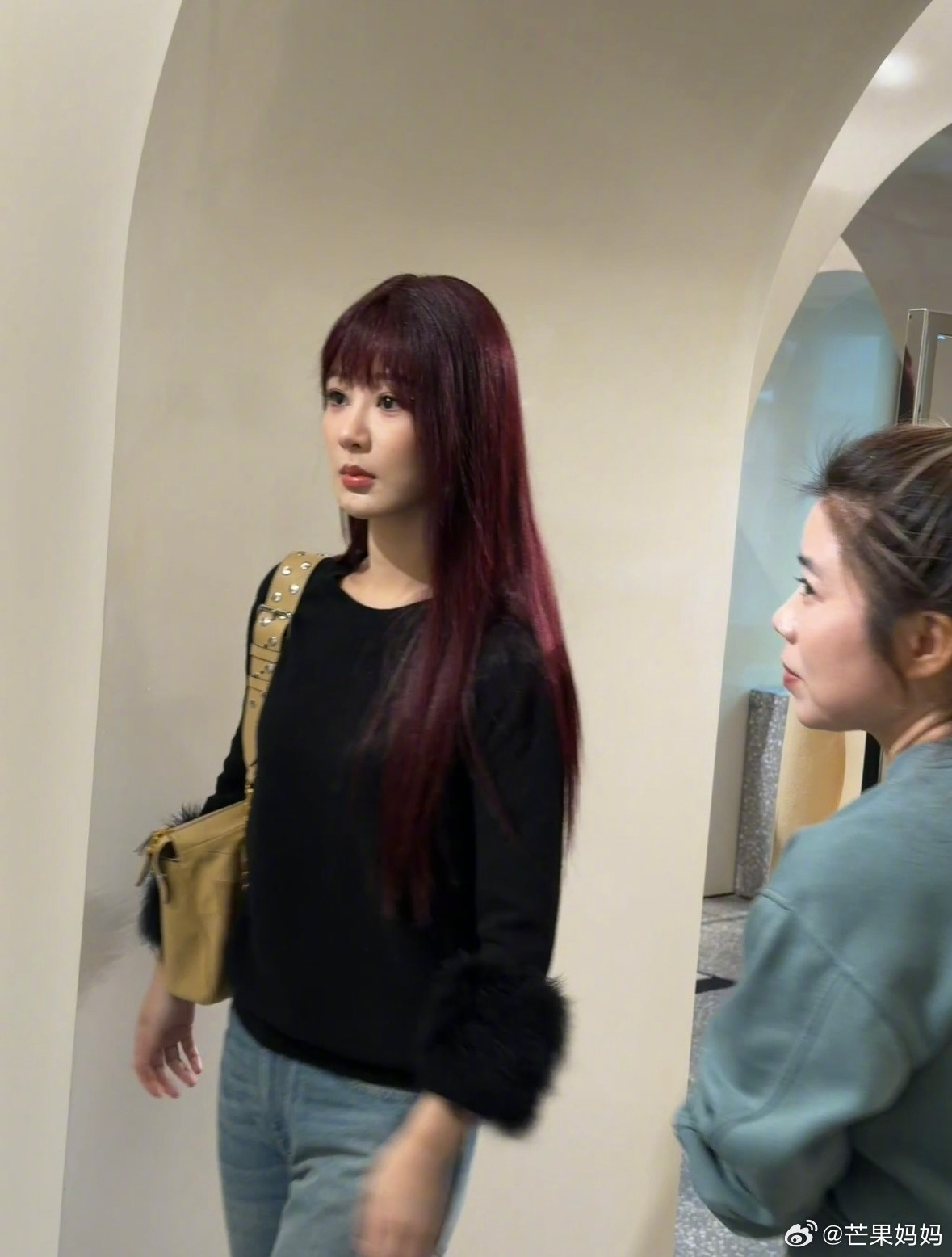 杨紫罗马时装周探店路透，染了紫红发好不一样的风格，又美又飒🥰杨紫染了红发