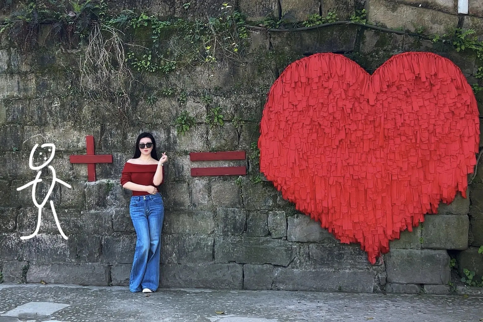 墨镜藏不住眼神，红衫藏不住风情，今天的甜度是“危险”。