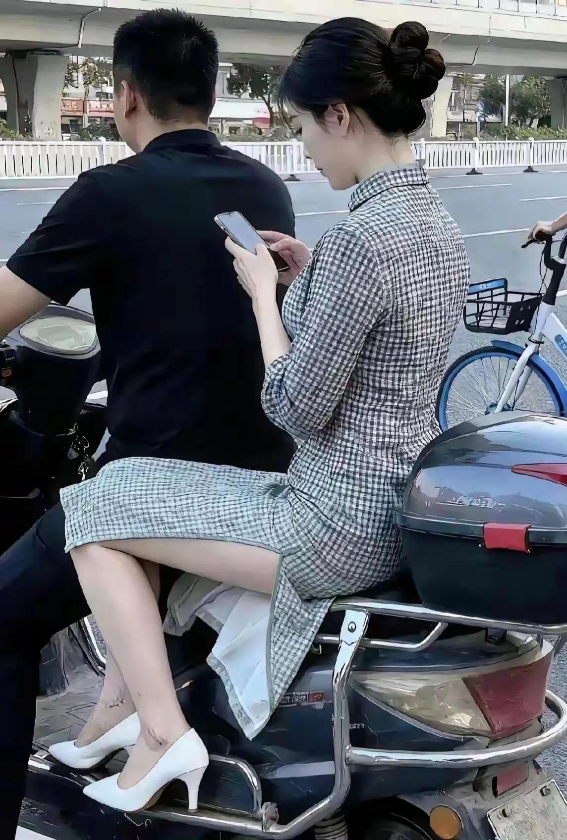 电动车带人，后面的乘客，这种坐姿是不是很危险。如果，车子右转弯时，车速稍微快一