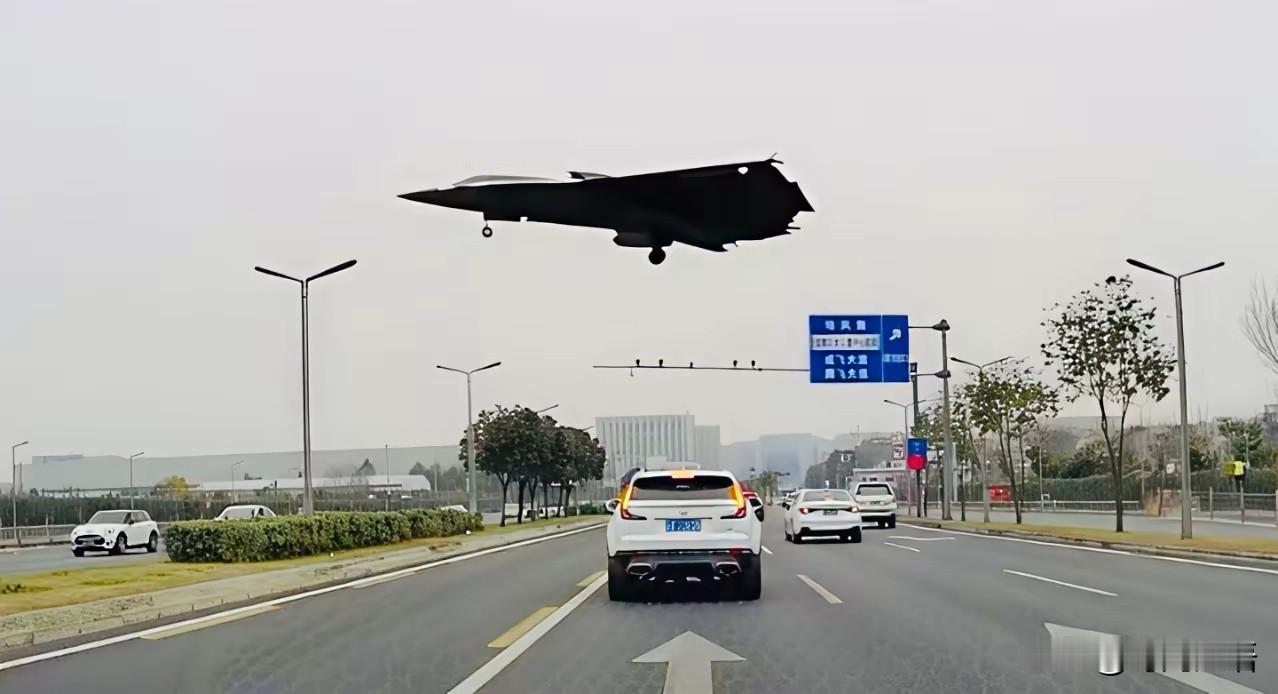 看来是不需要保密了，六代机可以大大方方的飞，更震撼的是第二架空警3000也试飞成